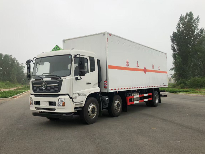 東風(fēng)天錦三軸9米易燃液體廂式運(yùn)輸車(chē)